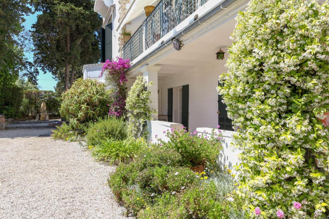 In A Beautiful Quiet Parking - Benakey Apartment Cannes
