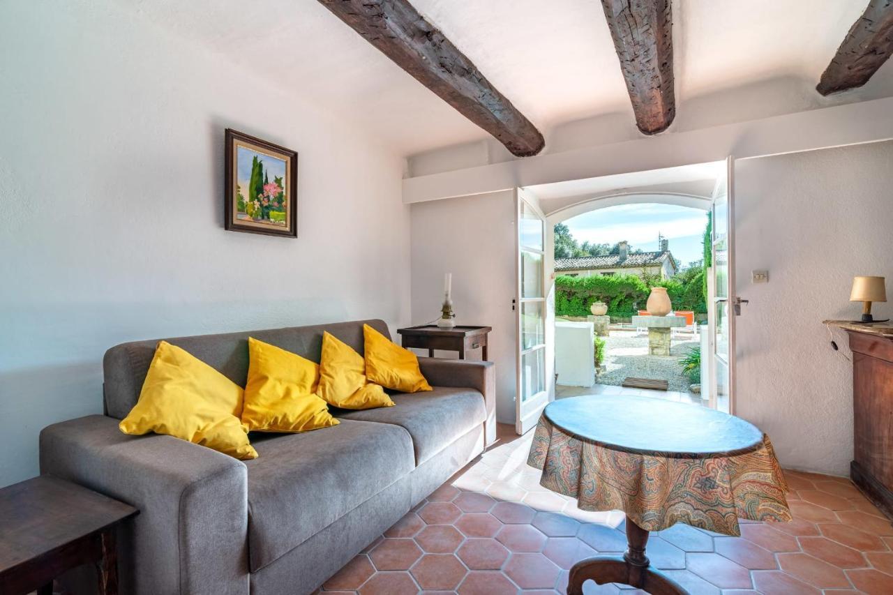 In A Beautiful Quiet Parking - Benakey Apartment Cannes