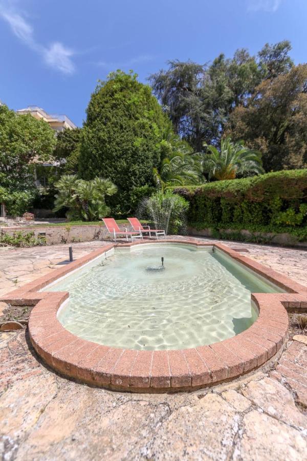 In A Beautiful Quiet Parking - Benakey Apartment Cannes