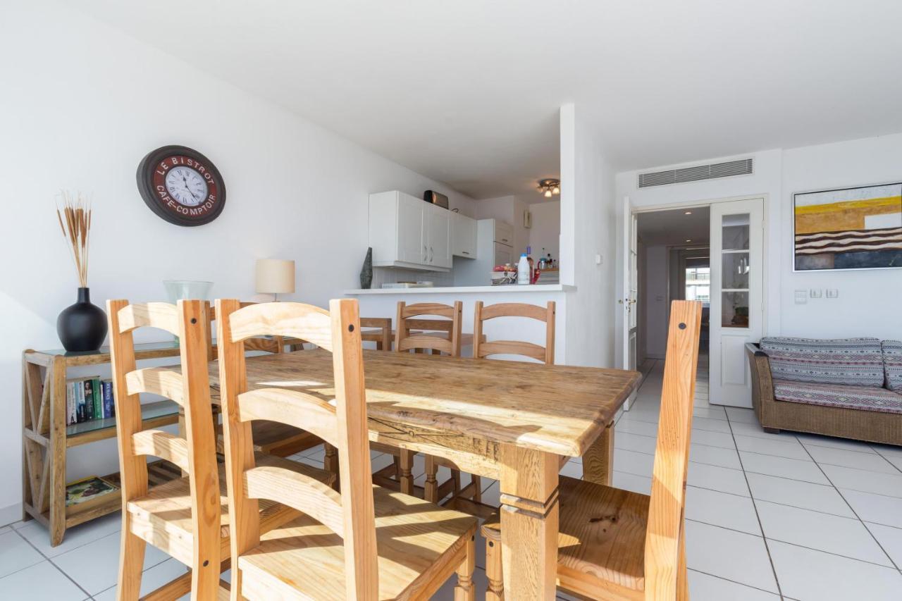 Apartment Beachfront Terrace: Bright Two-bedroom With Sea Views *