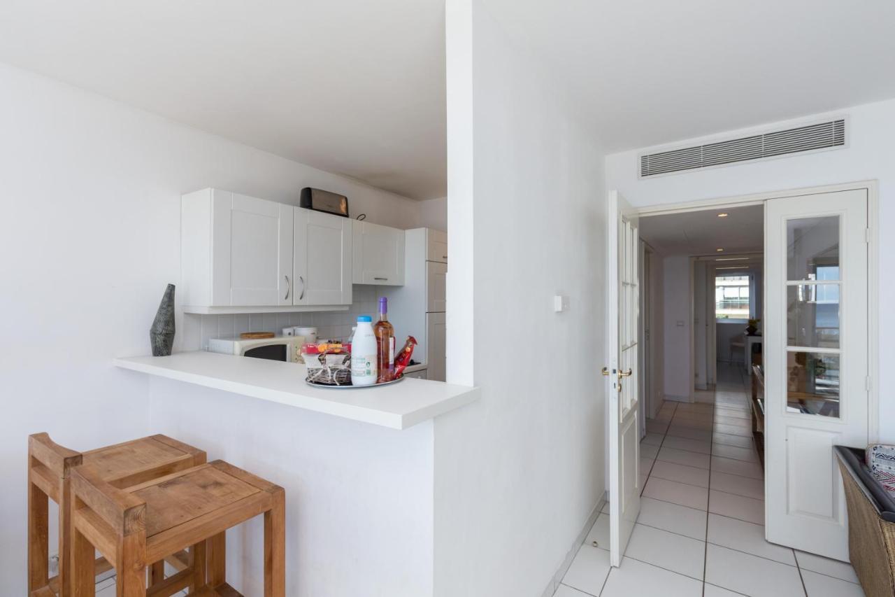 Beachfront Terrace: Bright Two-bedroom With Sea Views *
