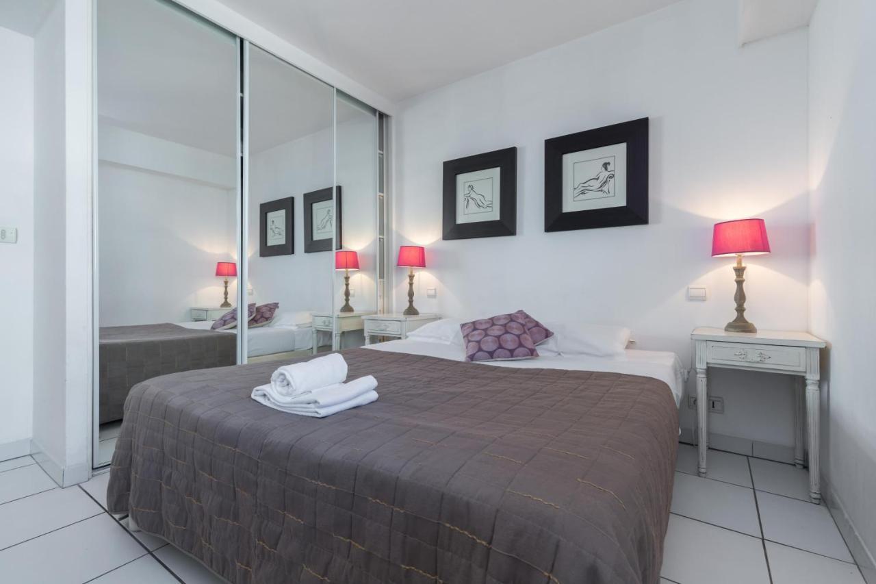Beachfront Terrace: Bright Two-bedroom With Sea Views Cannes