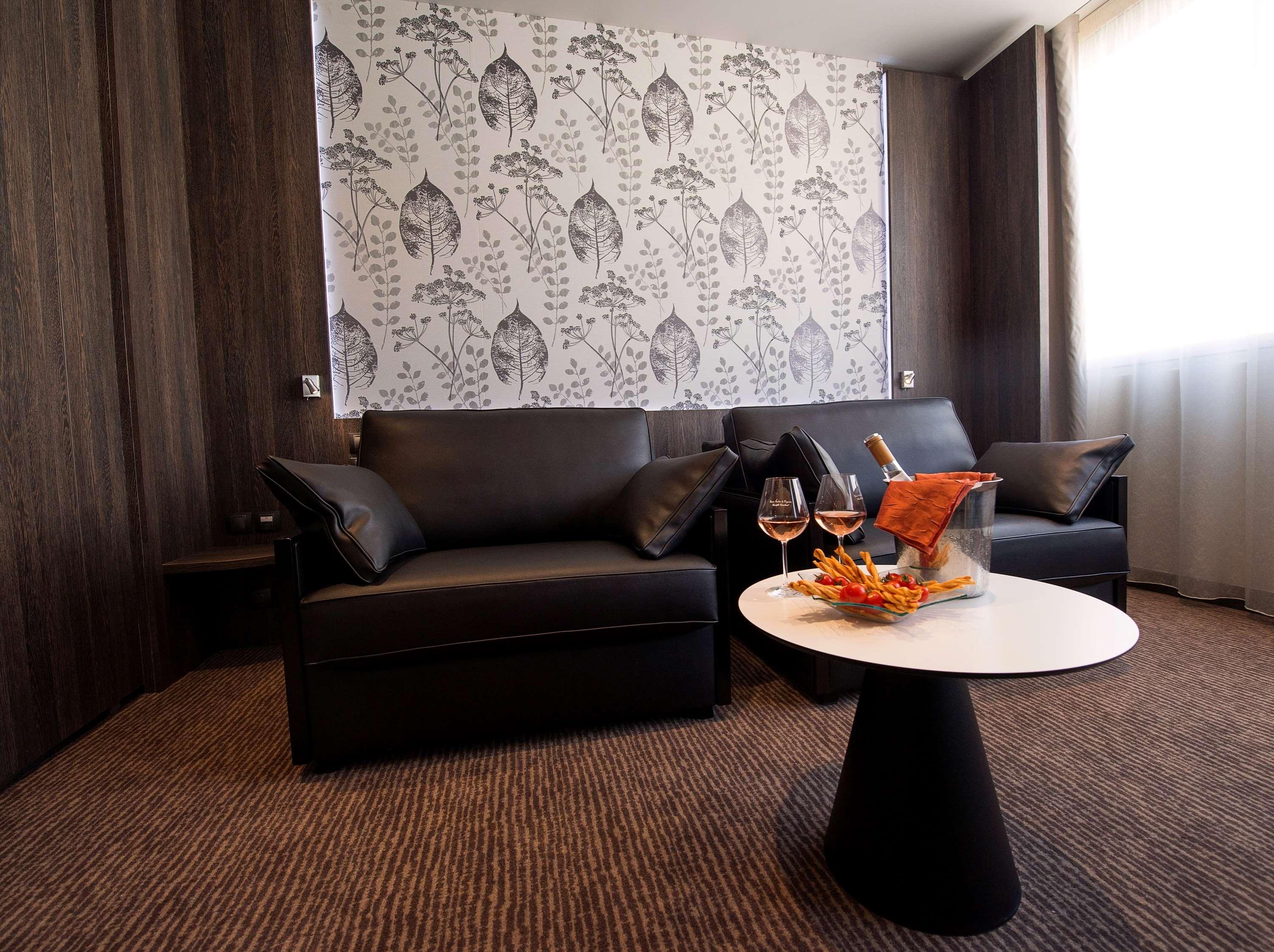 Western Premier Le Patio Des Artistes Wellness Jacuzzi