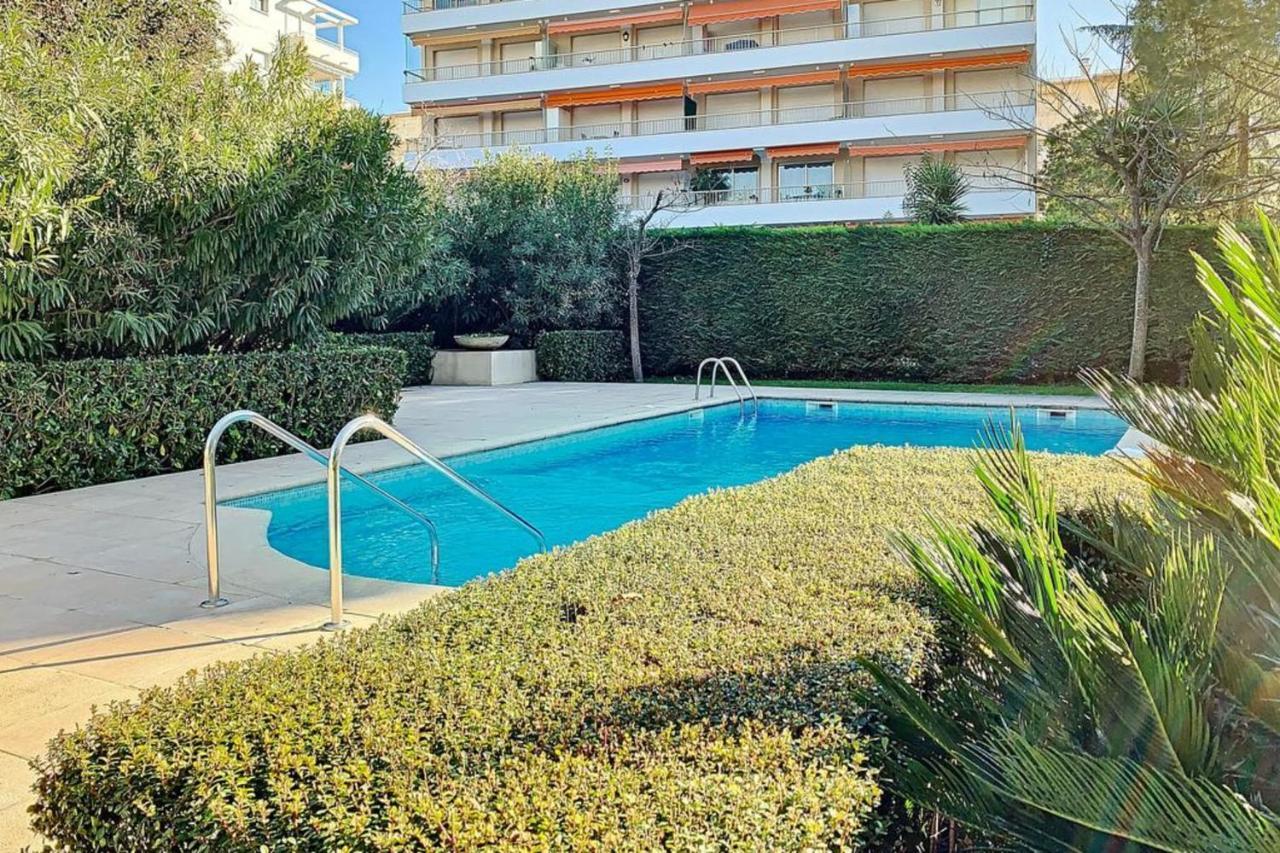Henri Camille Real Estate - Golden - One Bedroom Apt Swimming Pool