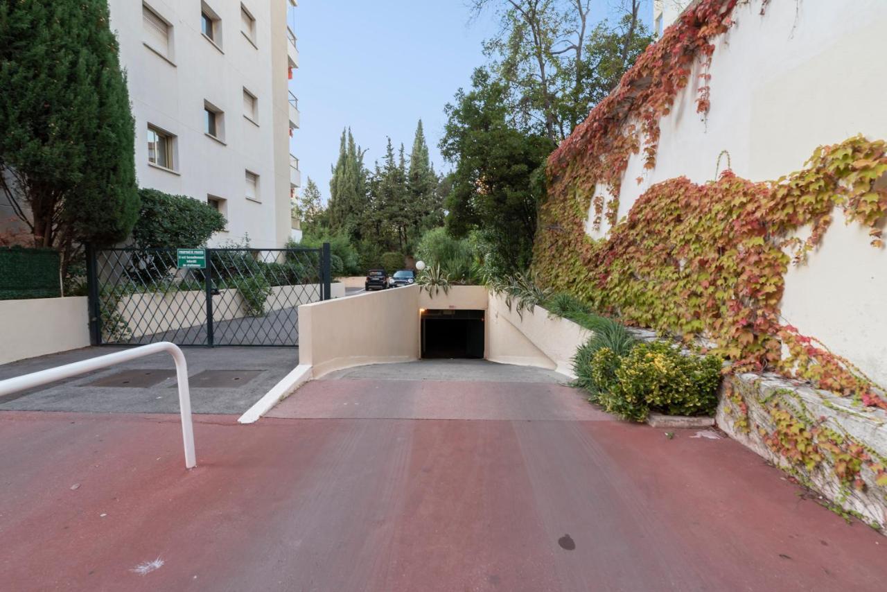2 Pieces Au Calme Proche Martinez Avec Parking Prive *