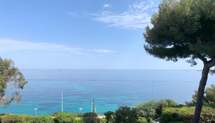 Villa Directly On The Sea