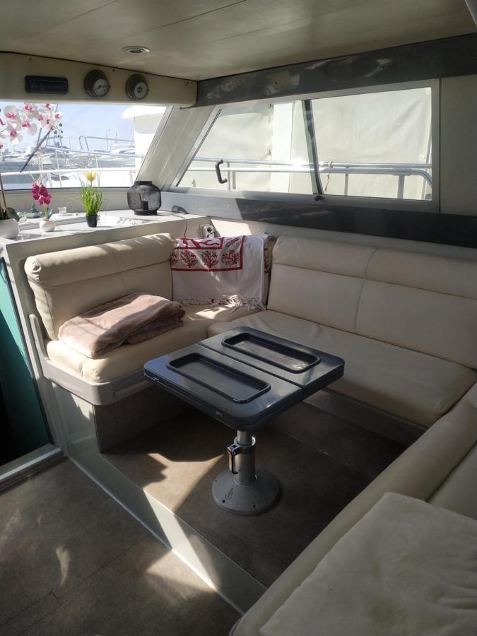 Botel Ferretti 36 ' Bateau A Quai Vieux-port Festival La Croisette Cannes
