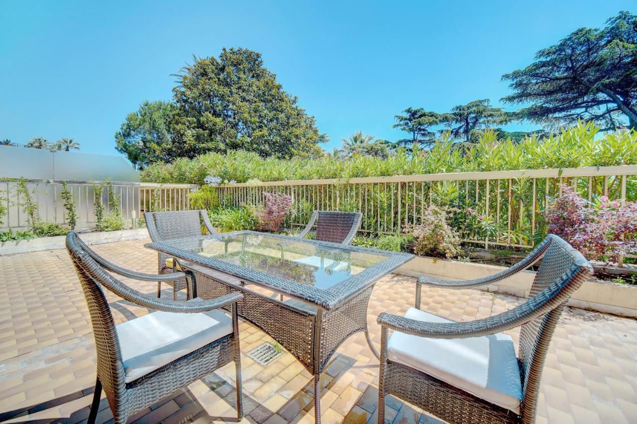 Comfortable, Superb South Terrace Apartment
