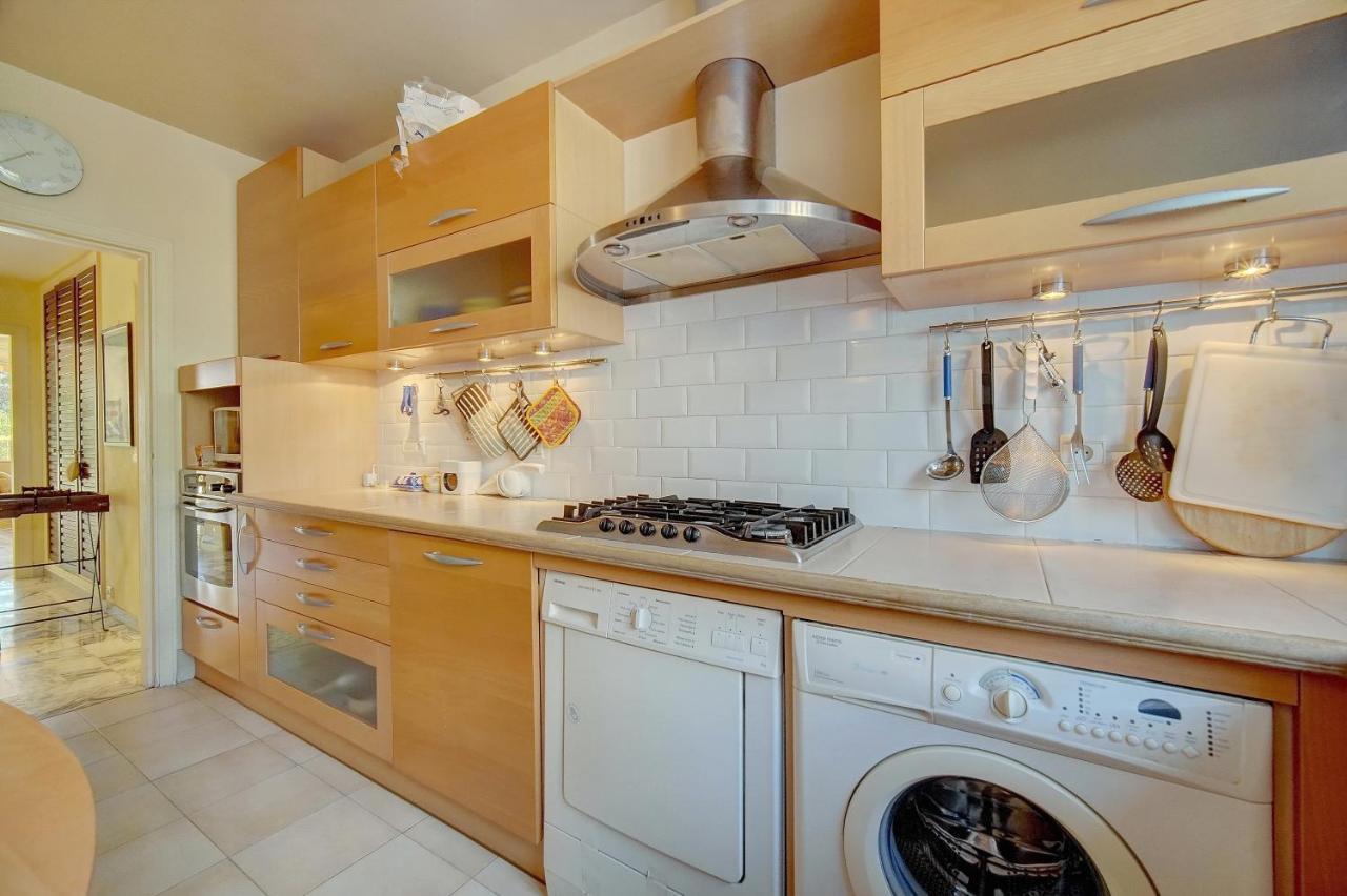 Comfortable, Superb South Terrace Apartment