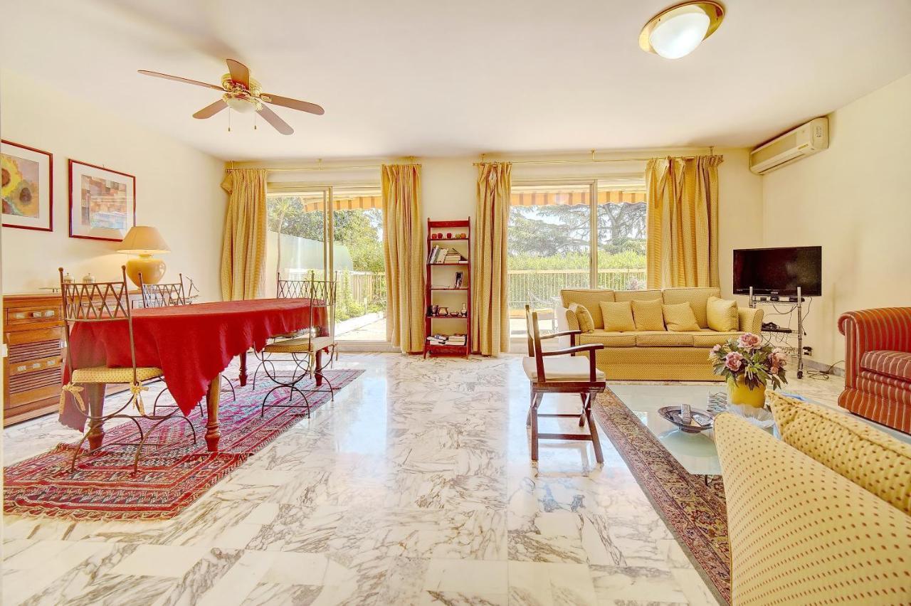 Comfortable, Superb South Terrace Apartment *