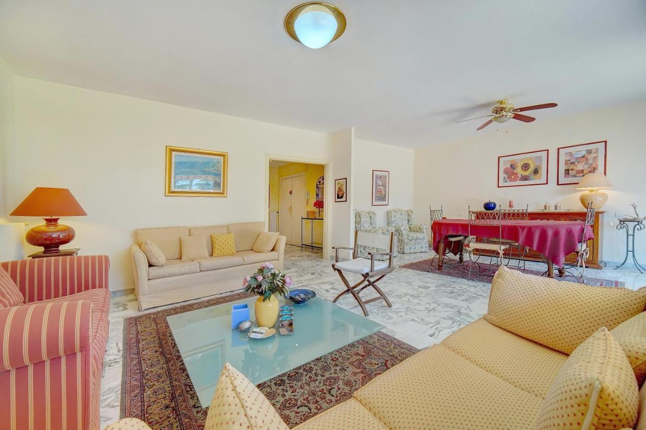 Comfortable, Superb South Terrace Apartment