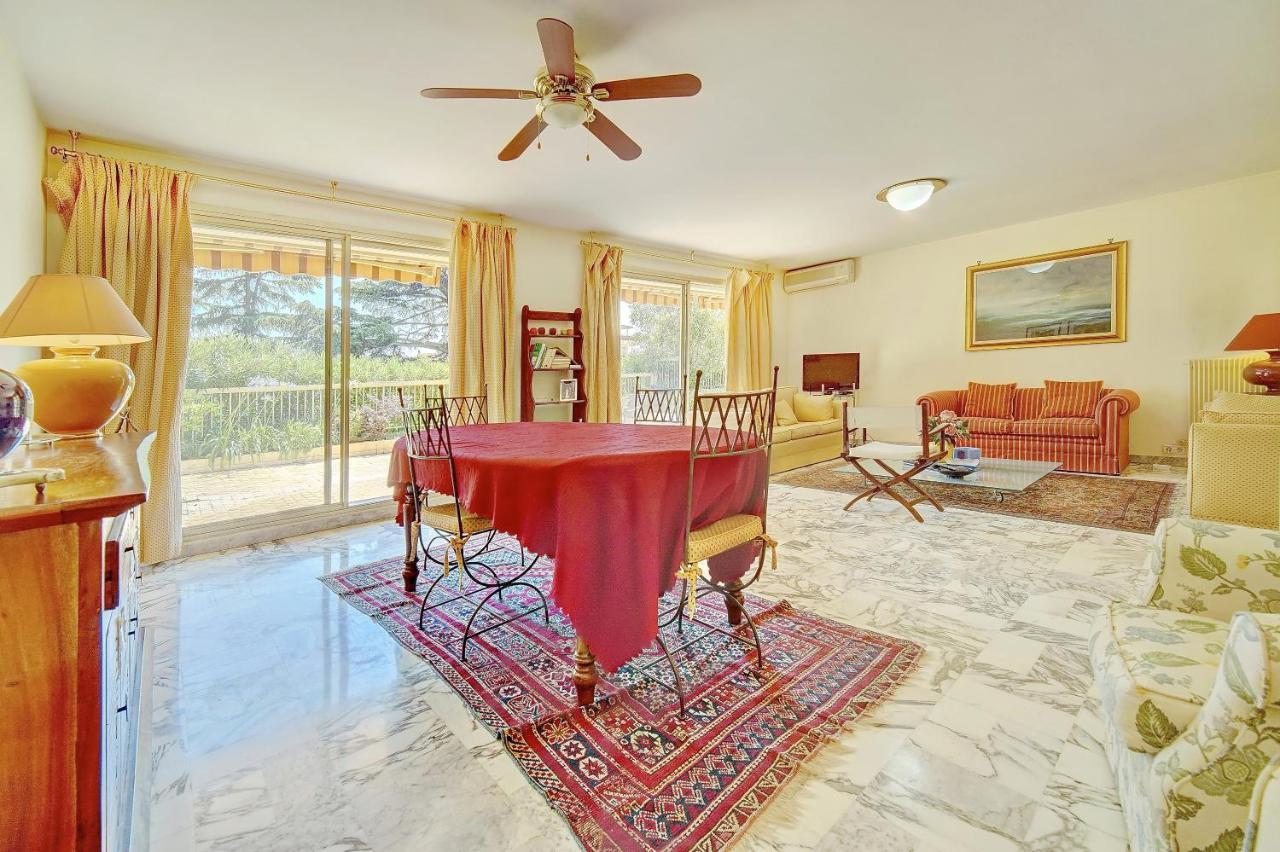 Comfortable, Superb South Terrace Apartment