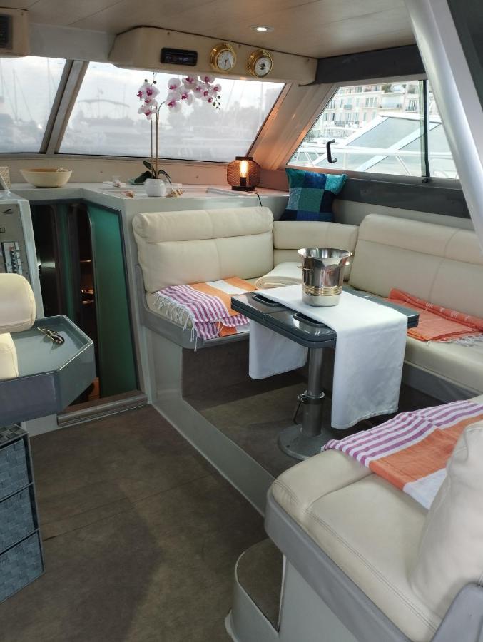 Ferretti 36 ' Bateau A Quai Vieux-port Festival La Croisette Cannes