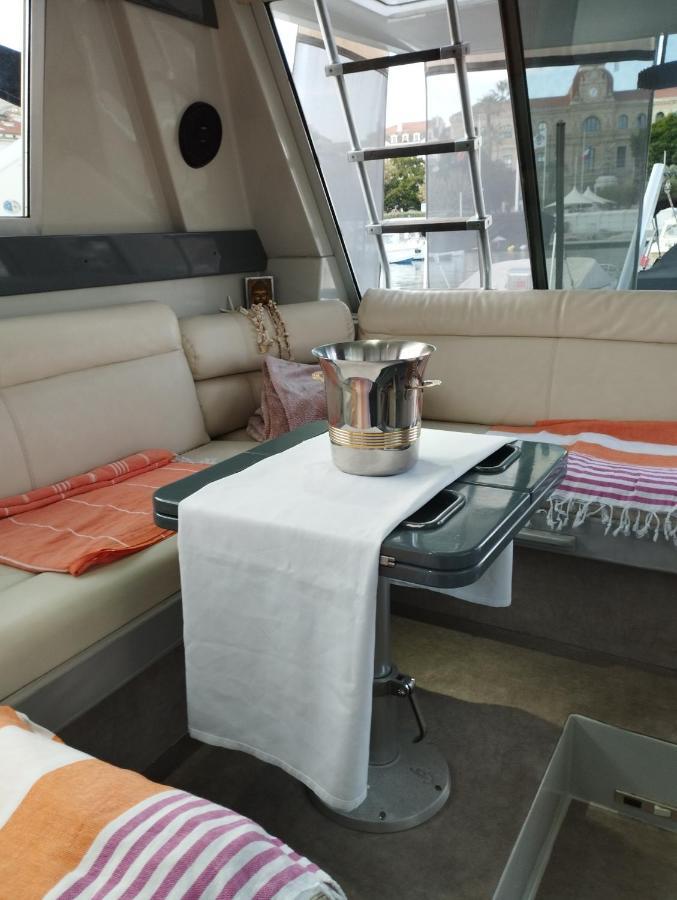 Ferretti 36 ' Bateau A Quai Vieux-port Festival La Croisette Botel *