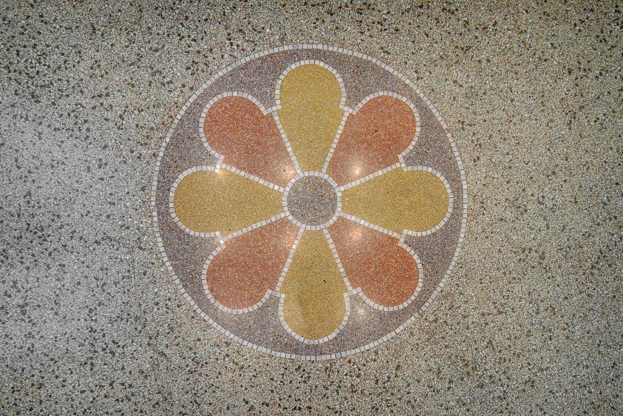 Le Louvre Floor * Cannes