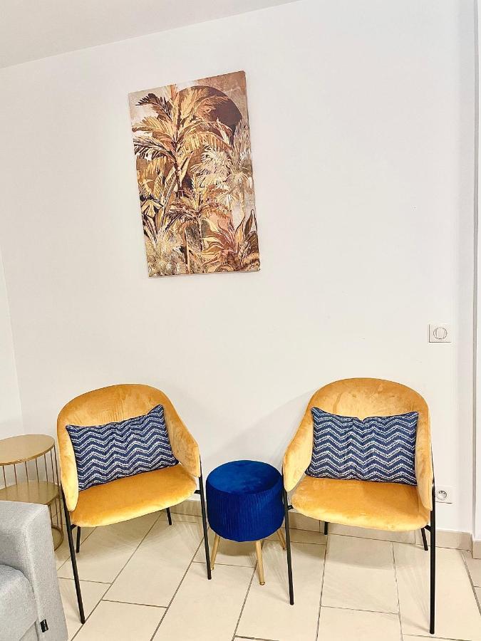 Jolie 3 Pièces Avec Terrasse Au Vieux Port, à 2 Pas Des Plages Et Du Palais. Appartement