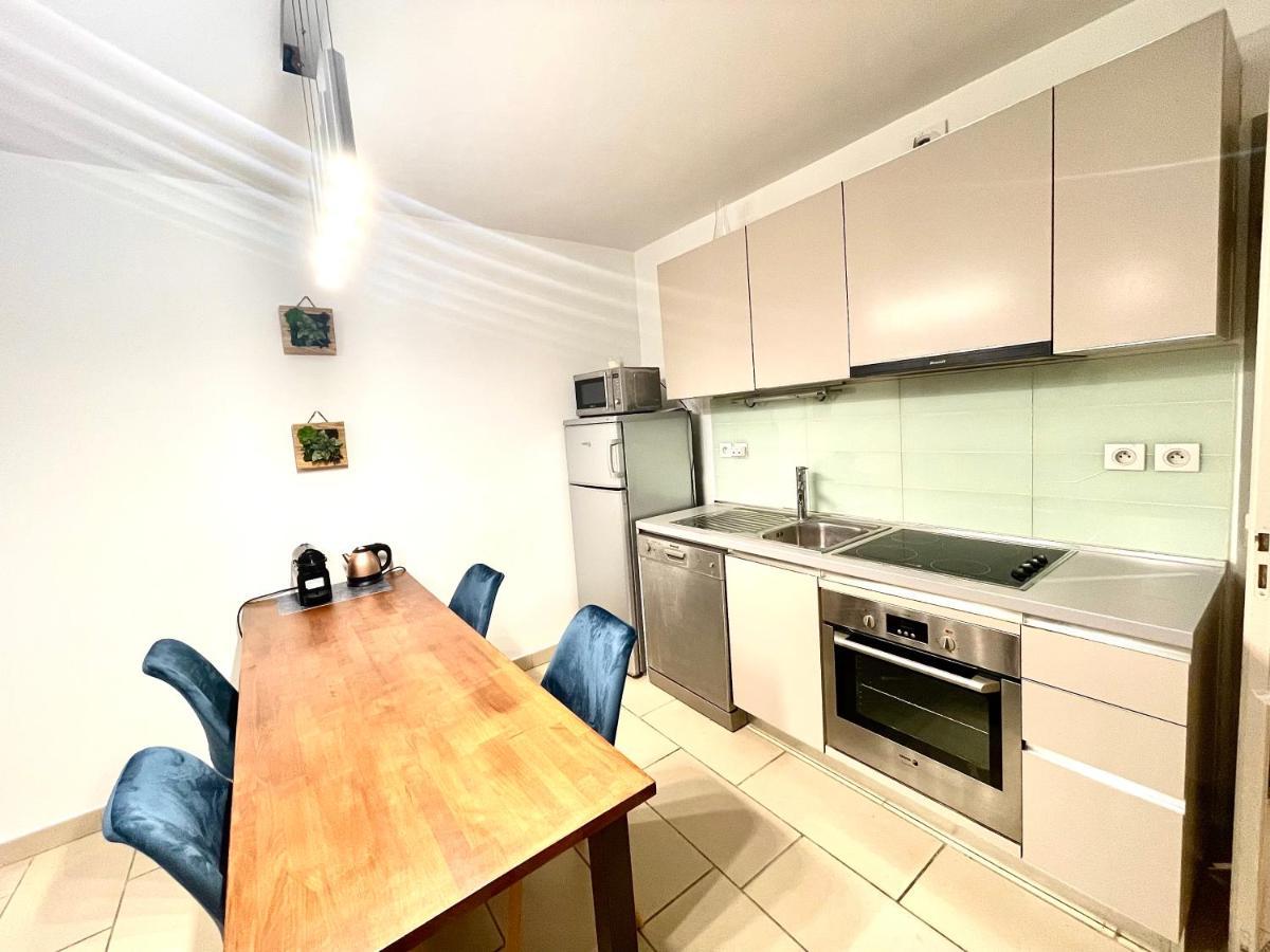 Jolie 3 Pièces Avec Terrasse Au Vieux Port, à 2 Pas Des Plages Et Du Palais. Appartement