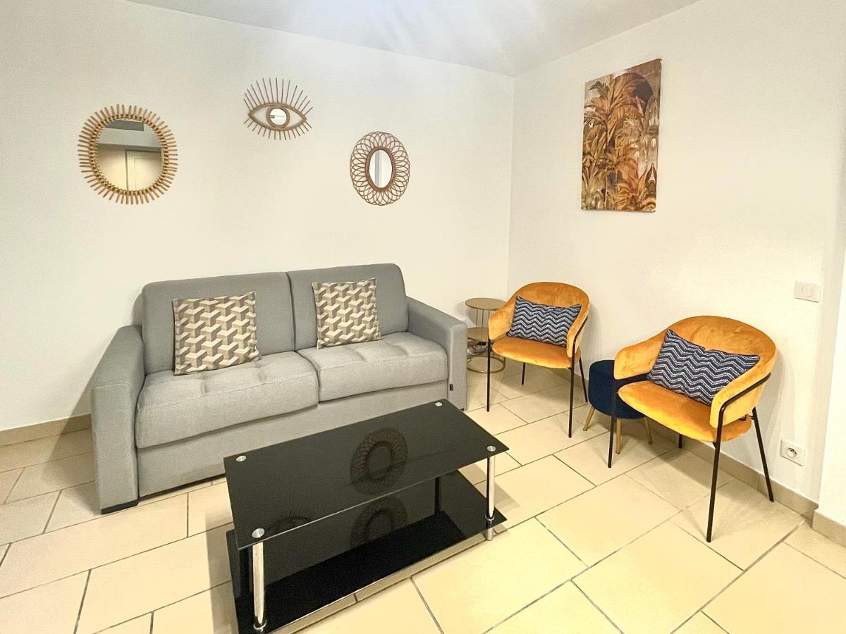 Jolie 3 Pièces Avec Terrasse Au Vieux Port, à 2 Pas Des Plages Et Du Palais. Appartement *