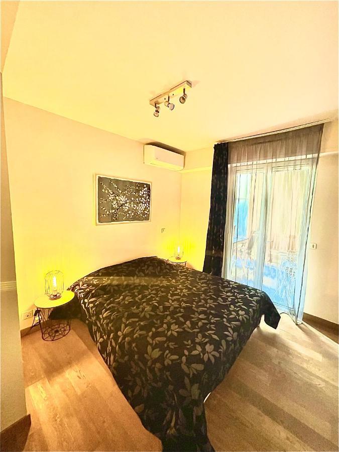 Jolie 3 Pieces Avec Terrasse Au Vieux Port, A 2 Pas Des Plages Et Du Palais. Apartment *