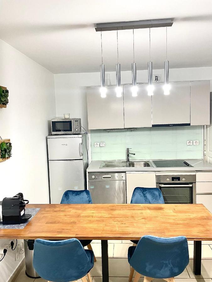 Appartement Jolie 3 Pièces Avec Terrasse Au Vieux Port, à 2 Pas Des Plages Et Du Palais.
