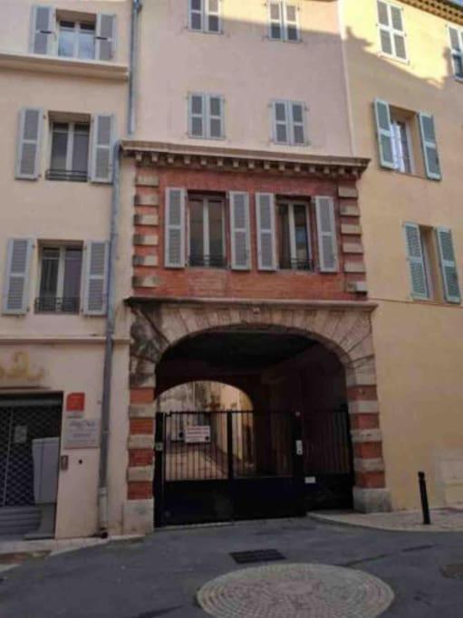 Jolie 3 Pièces Avec Terrasse Au Vieux Port, à 2 Pas Des Plages Et Du Palais. Cannes