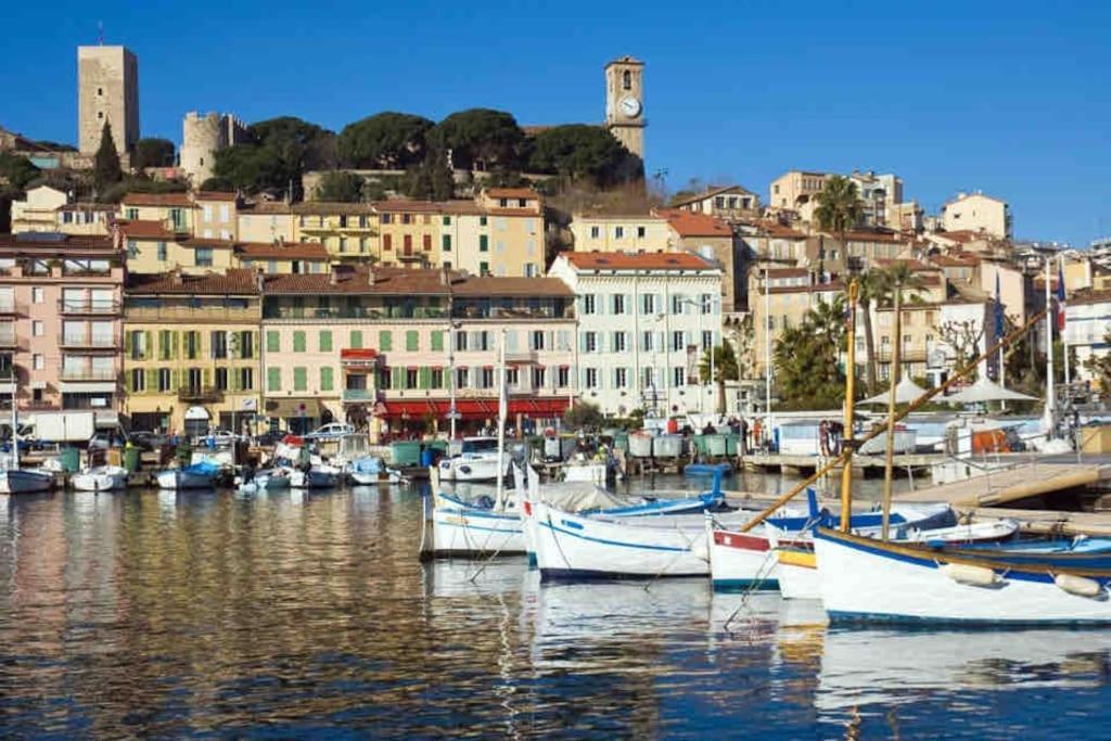 Jolie 3 Pièces Avec Terrasse Au Vieux Port, à 2 Pas Des Plages Et Du Palais.