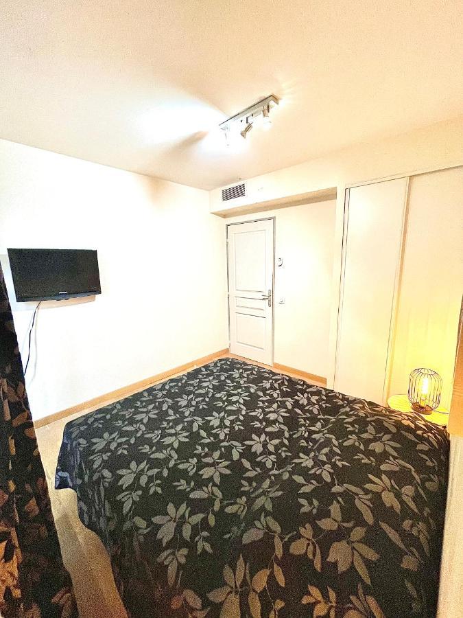 Jolie 3 Pièces Avec Terrasse Au Vieux Port, à 2 Pas Des Plages Et Du Palais. Appartement