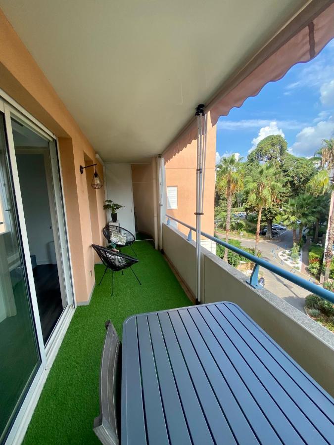 2p Garage Piscine Tennis * Cannes