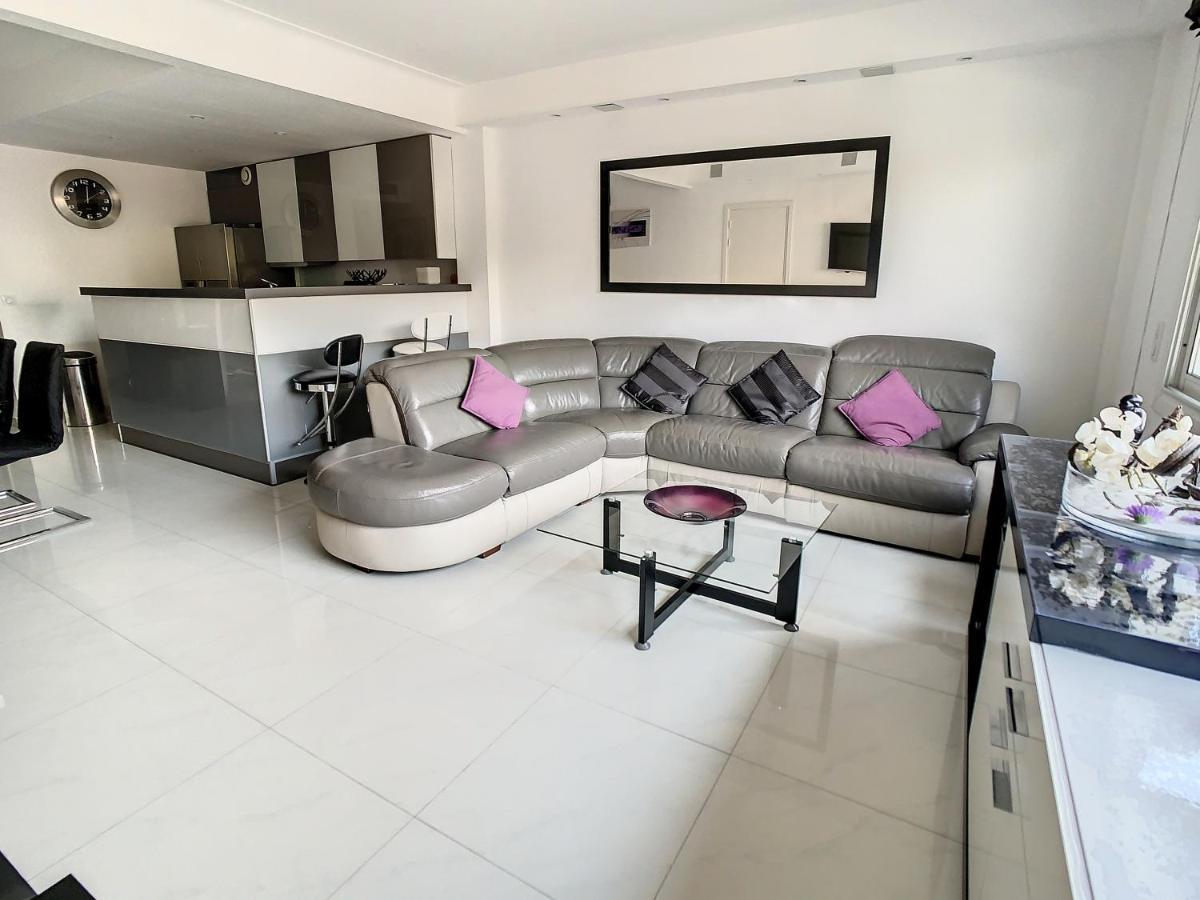 Apartment Luxueux Idealement Situes En Plein Centre Ville De *