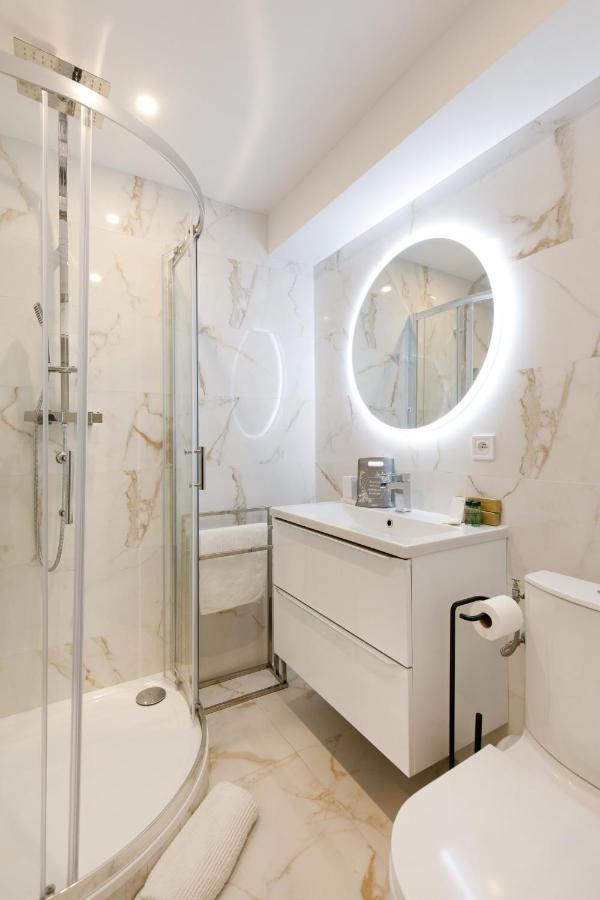 Elegant One Of Golden Square Apartment *