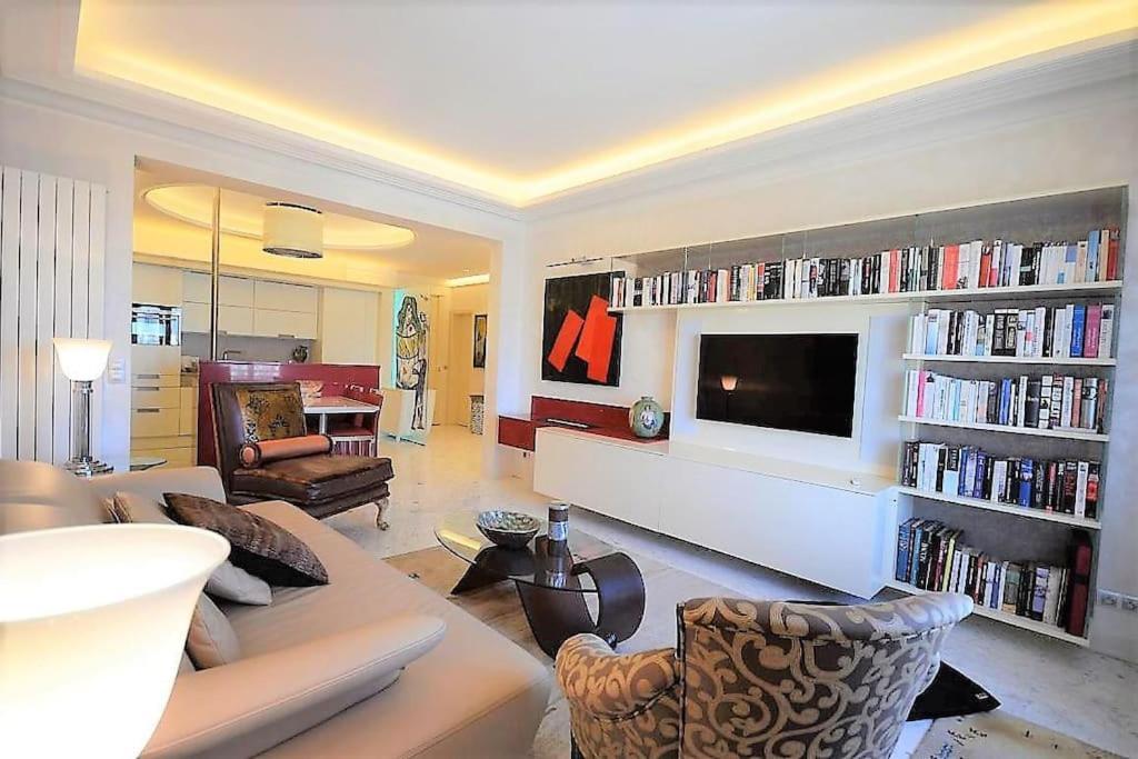 Apartment Palais Miramar: Modern Art With Sea View