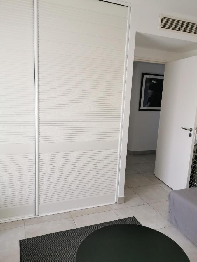 Modern One Bedroomed Just Off The Seafront With A Terrace And Pool Access 1753 * Cannes