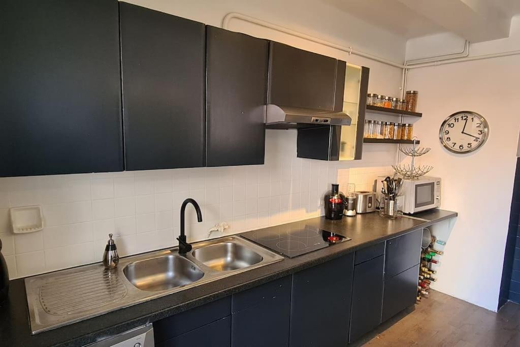 Centre, 3p/terrasse , 300 M Plages. Apartment