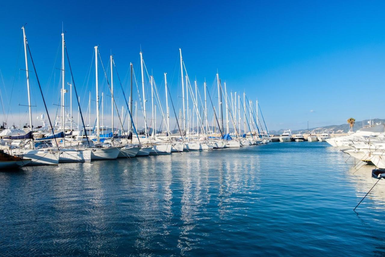 Botel Voilier De 12m A Quai Port Canto