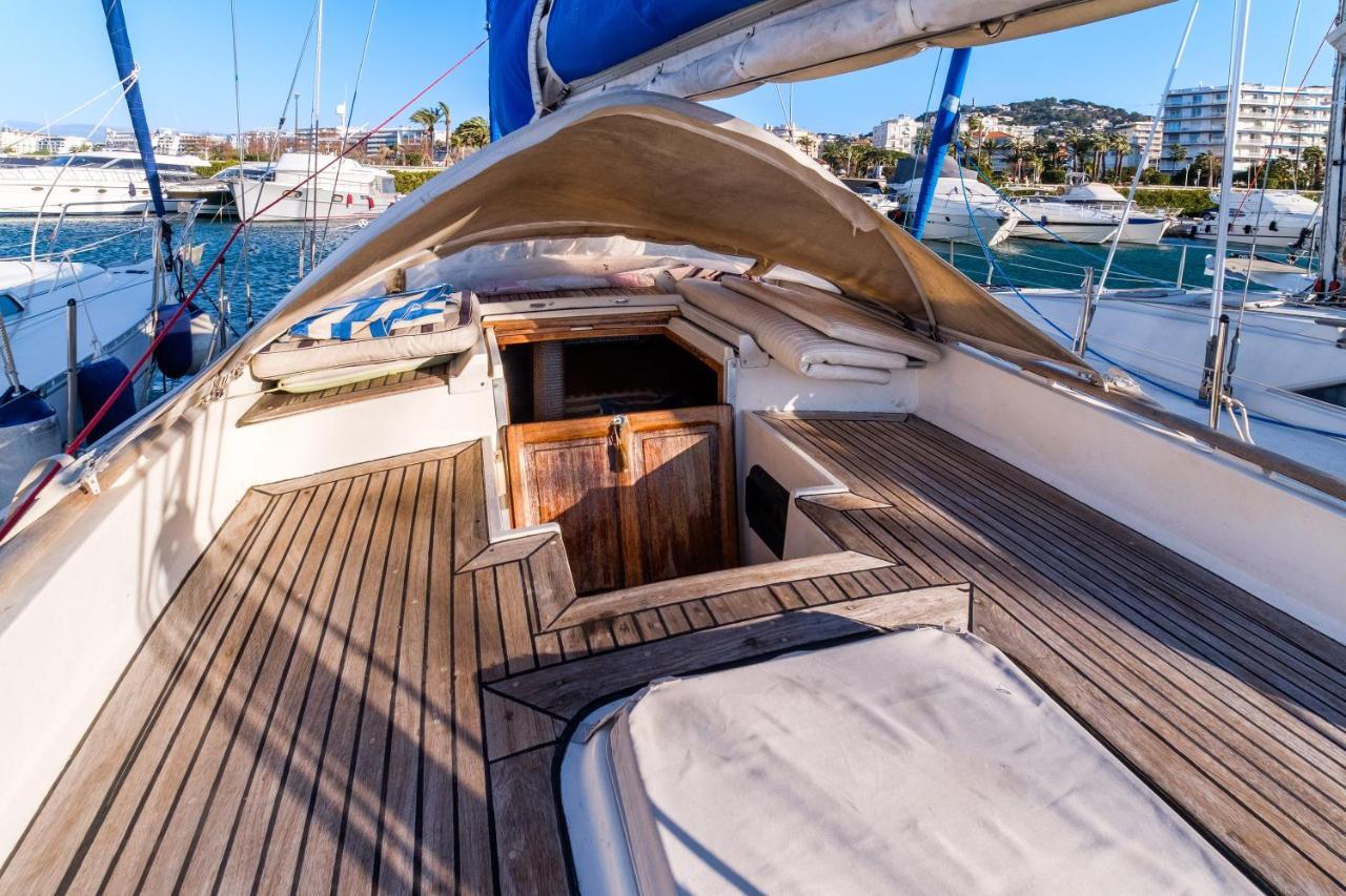 Voilier De 12m A Quai Port Canto Botel Cannes
