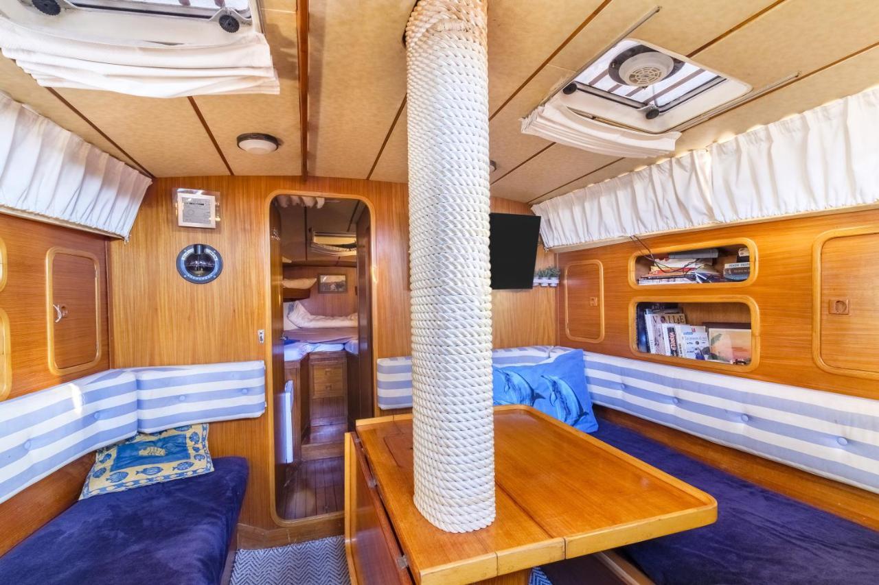 Botel Voilier De 12m A Quai Port Canto *