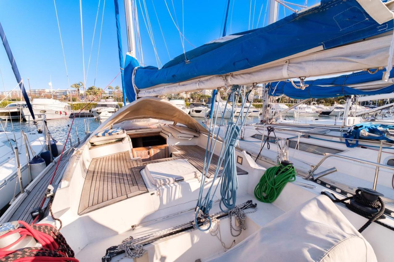 Voilier De 12m A Quai Port Canto Cannes
