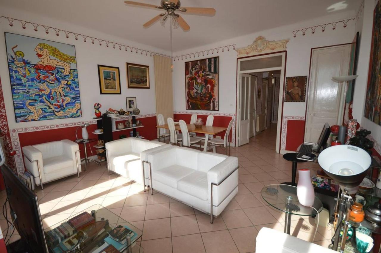 Art Deco 2 Bd Forville Apartment