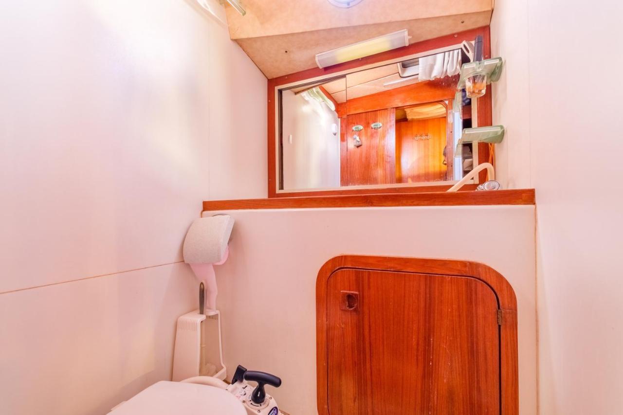 Voilier De 12m A Quai Port Canto Botel Cannes