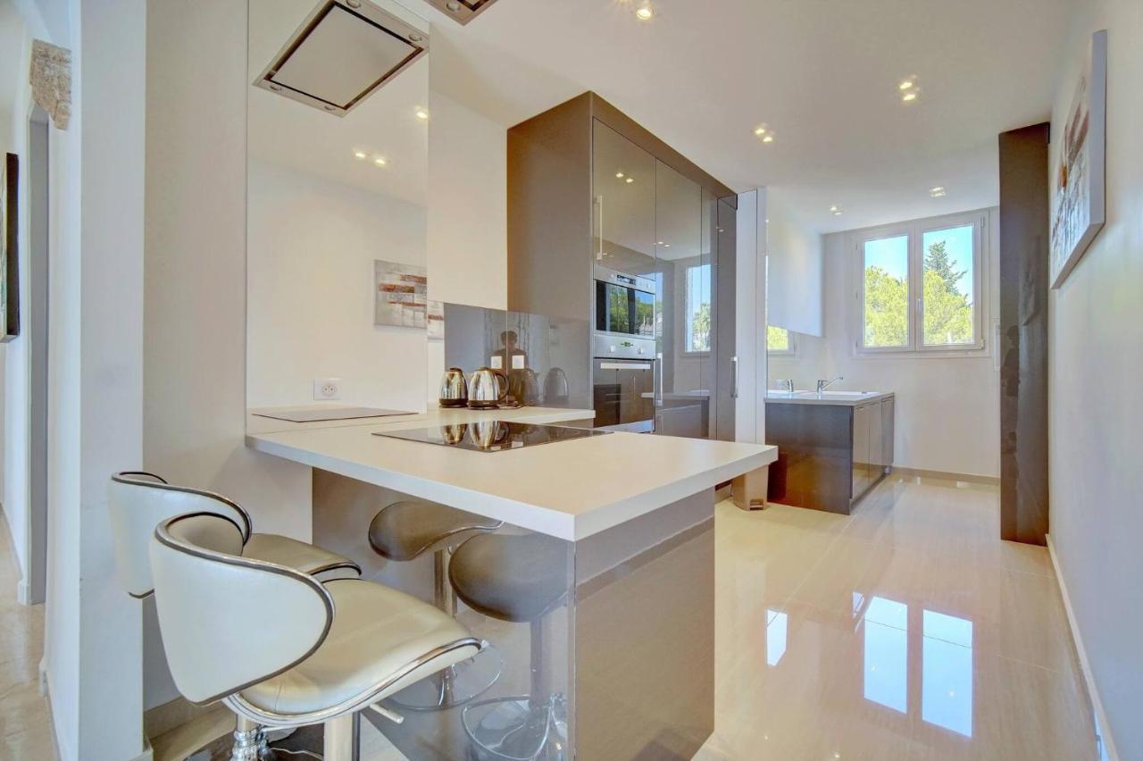 Brand New Three-bedroom Seaviews Apartment *
