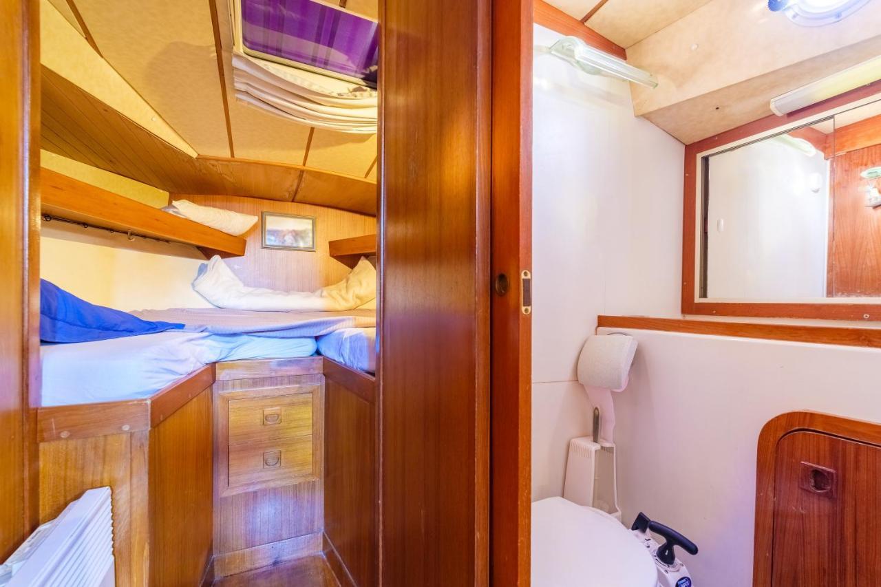 Botel Voilier De 12m A Quai Port Canto *