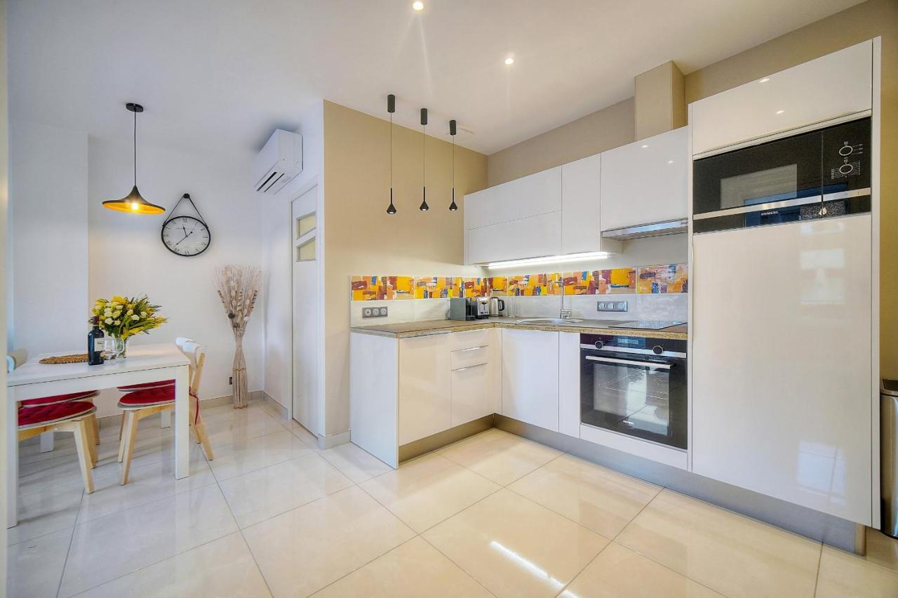 Apartment 2 Pieces Moderne 8 Mn Du Palais A1b238 *