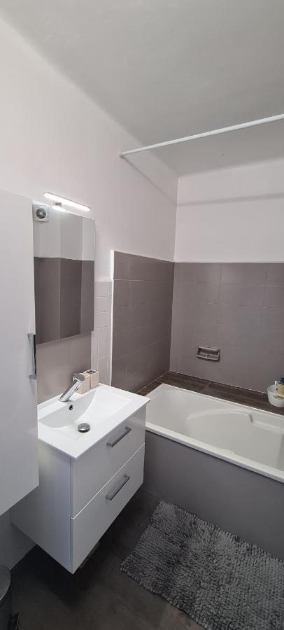 Centre, 3p/terrasse , 300 M Plages. Apartment *
