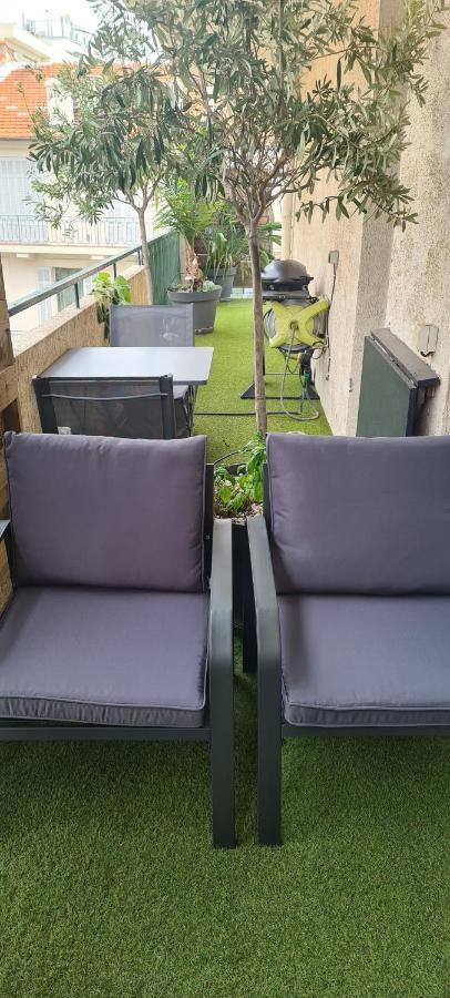 Centre, 3p/terrasse , 300 M Plages. Apartment