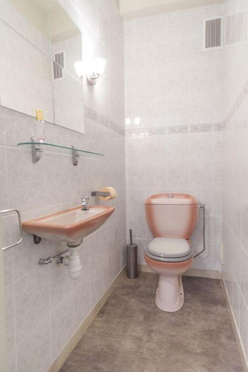 Lovely One Bedroom Colony Apartment
