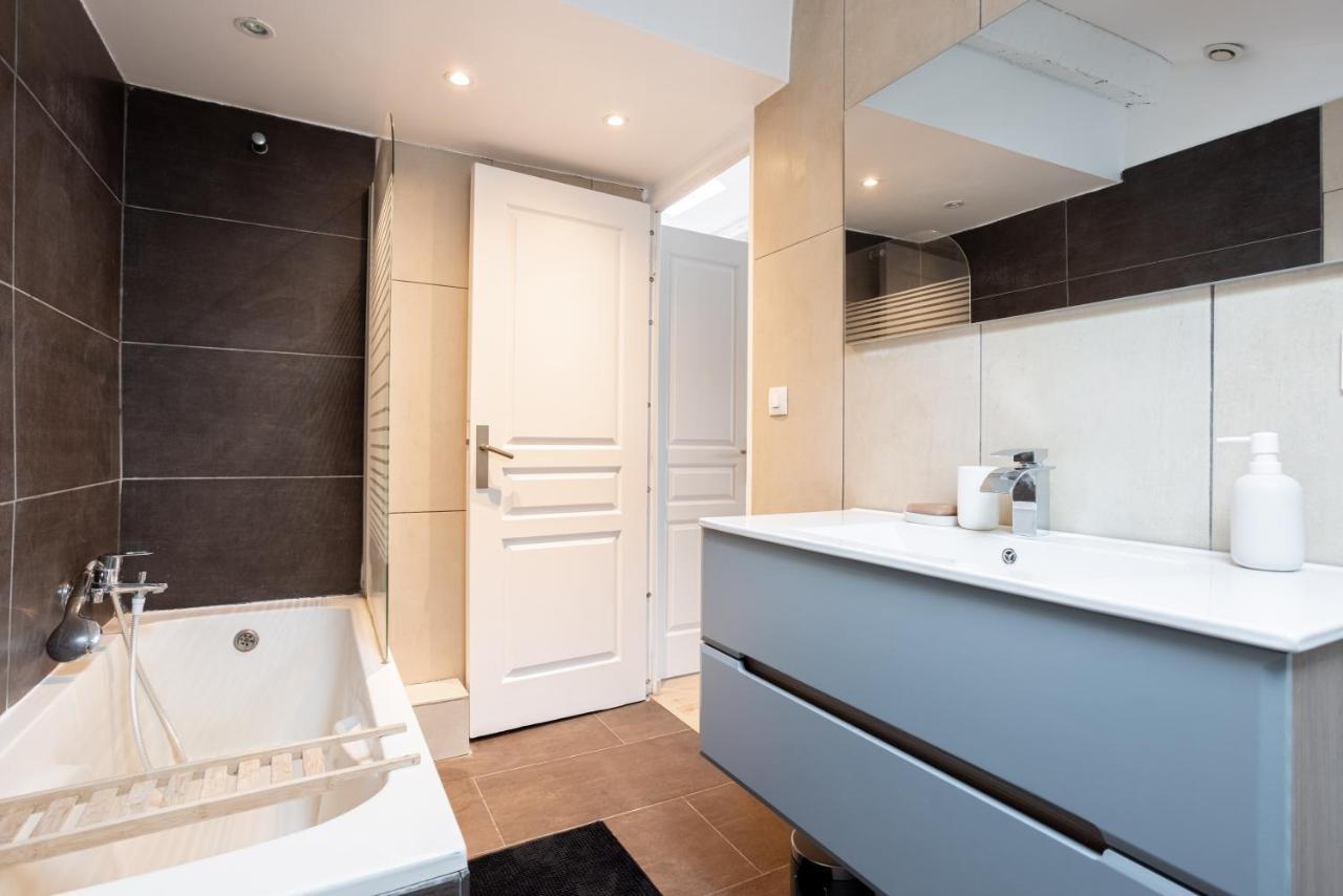 Apartment Sous Les Toits 5 Min Du Palais A Pied