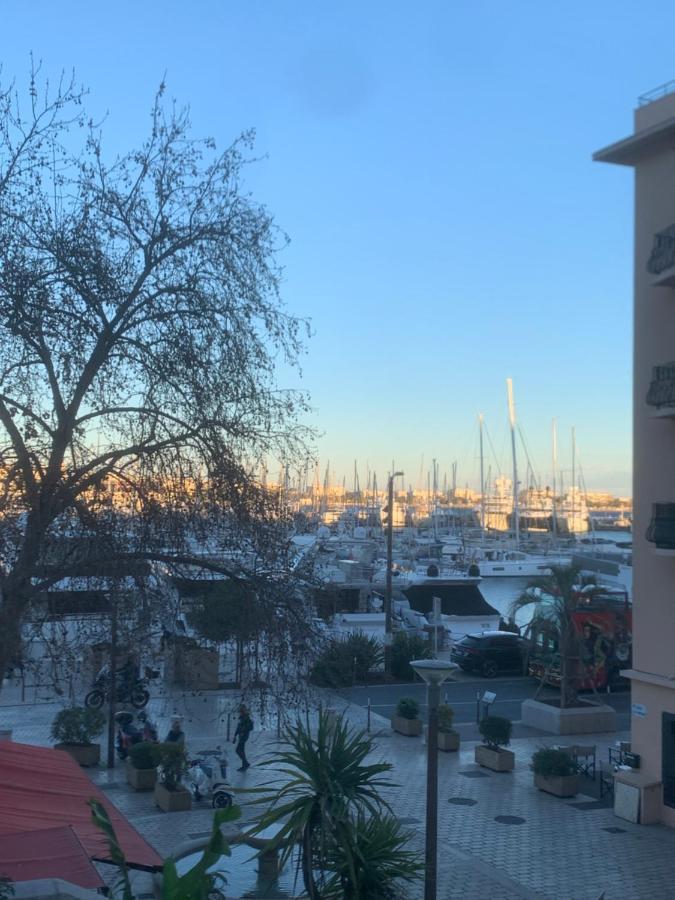 Joli Sur Le Port