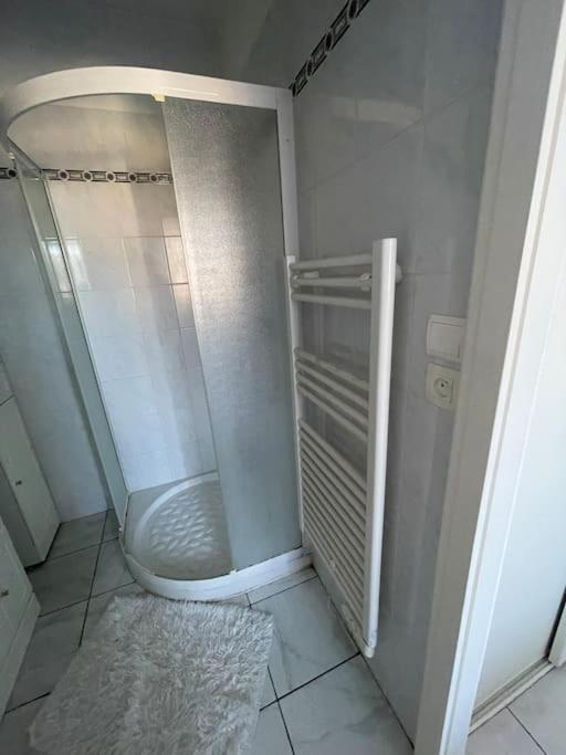 7mn From The Center/ Pool/parking Apartment *