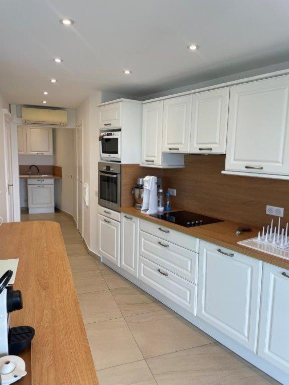 Sea View Apartment *