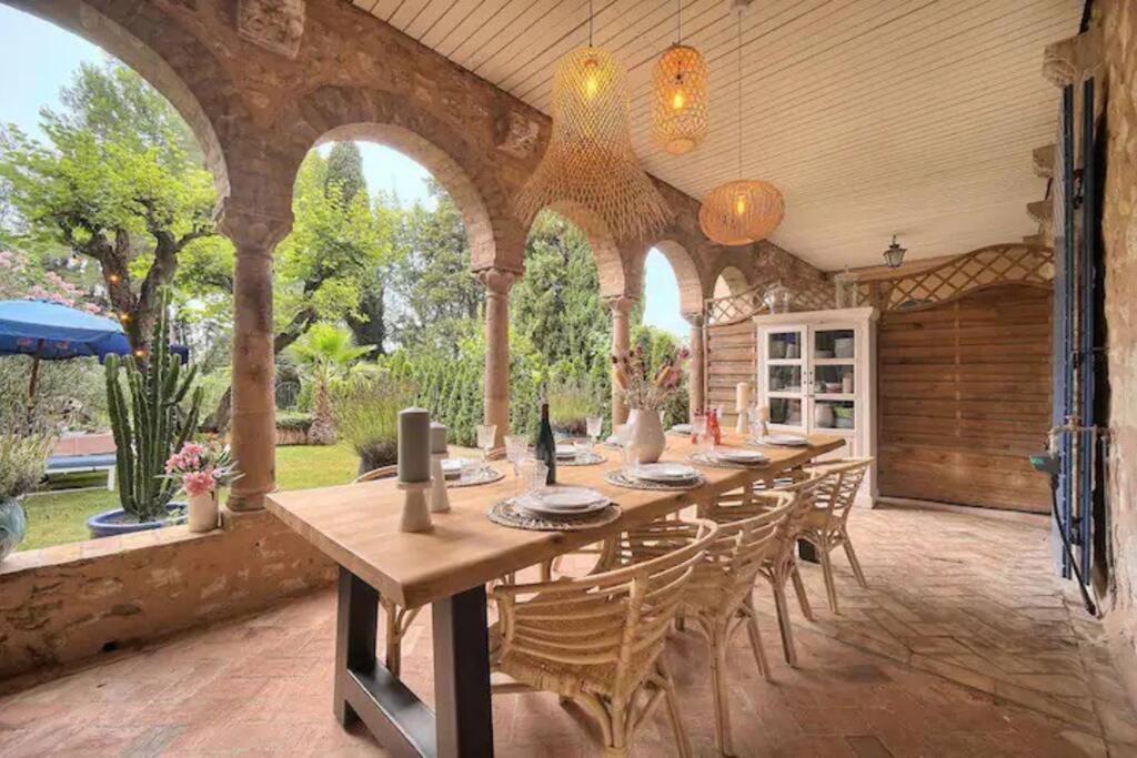 Charming In A Manor In